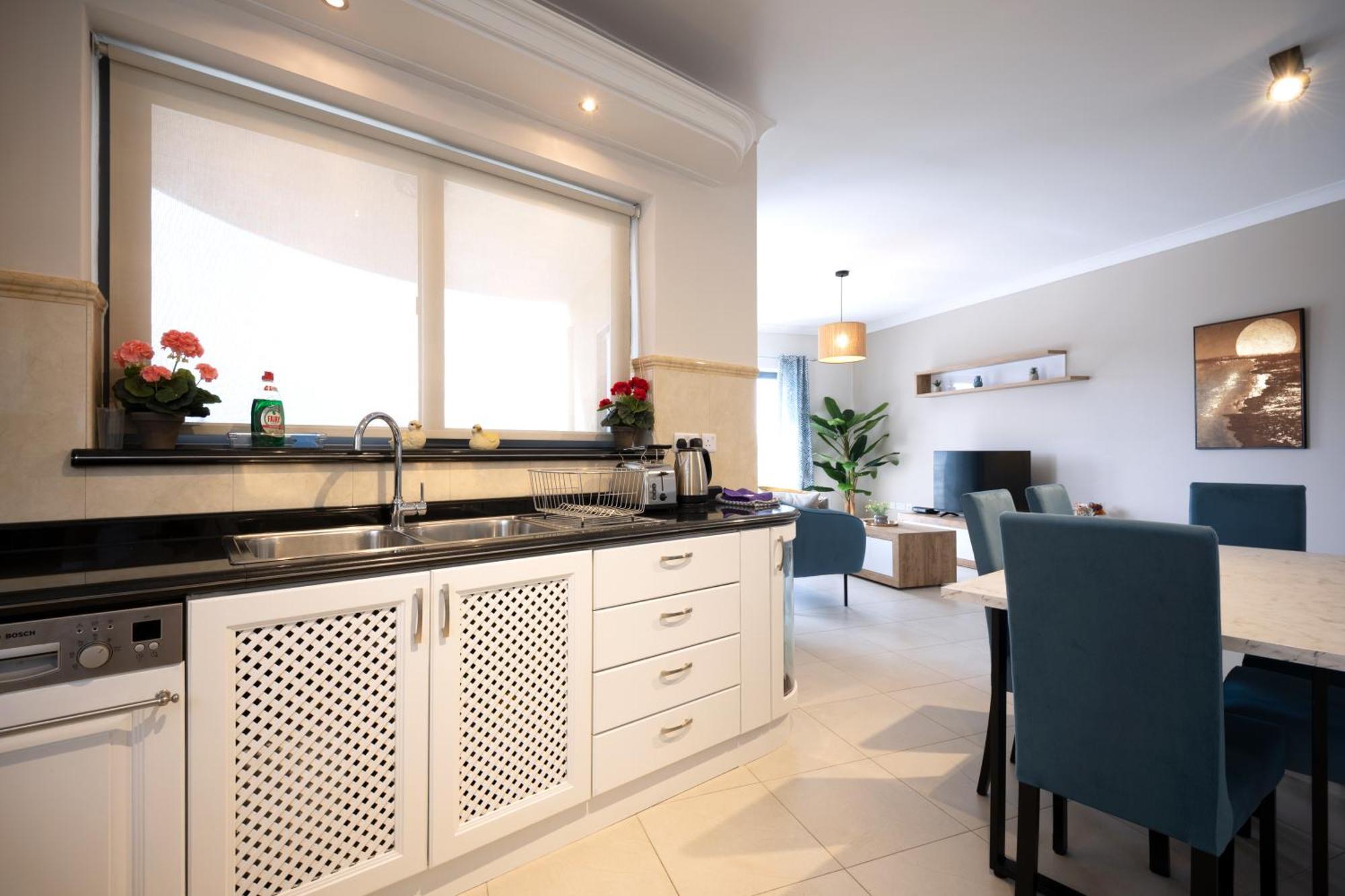 Апартаменты Seafront Beautiful 3 Bedroom With Balcony Kdou1-1