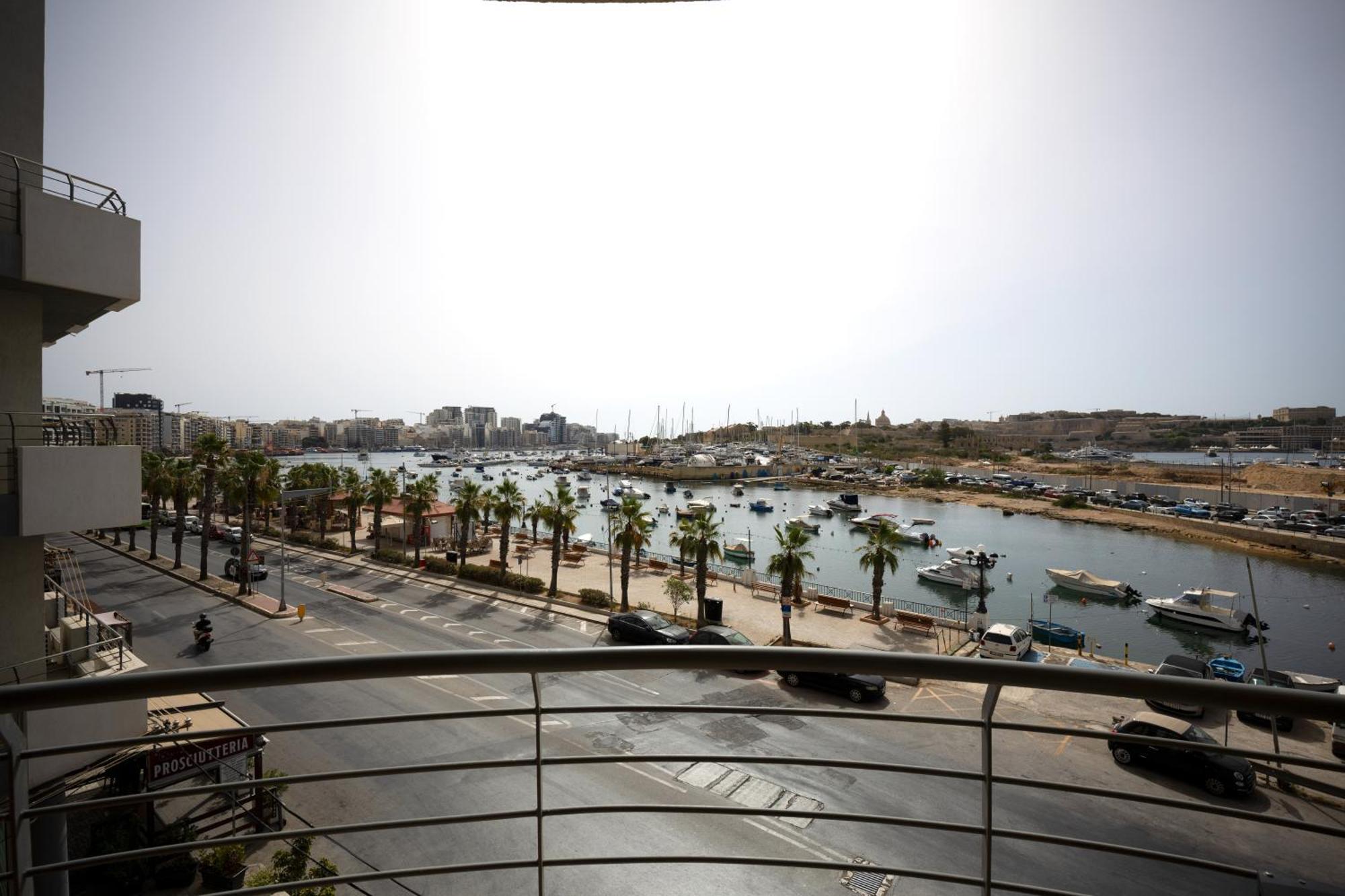 Апартаменты Seafront Beautiful 3 Bedroom With Balcony Kdou1-1 *